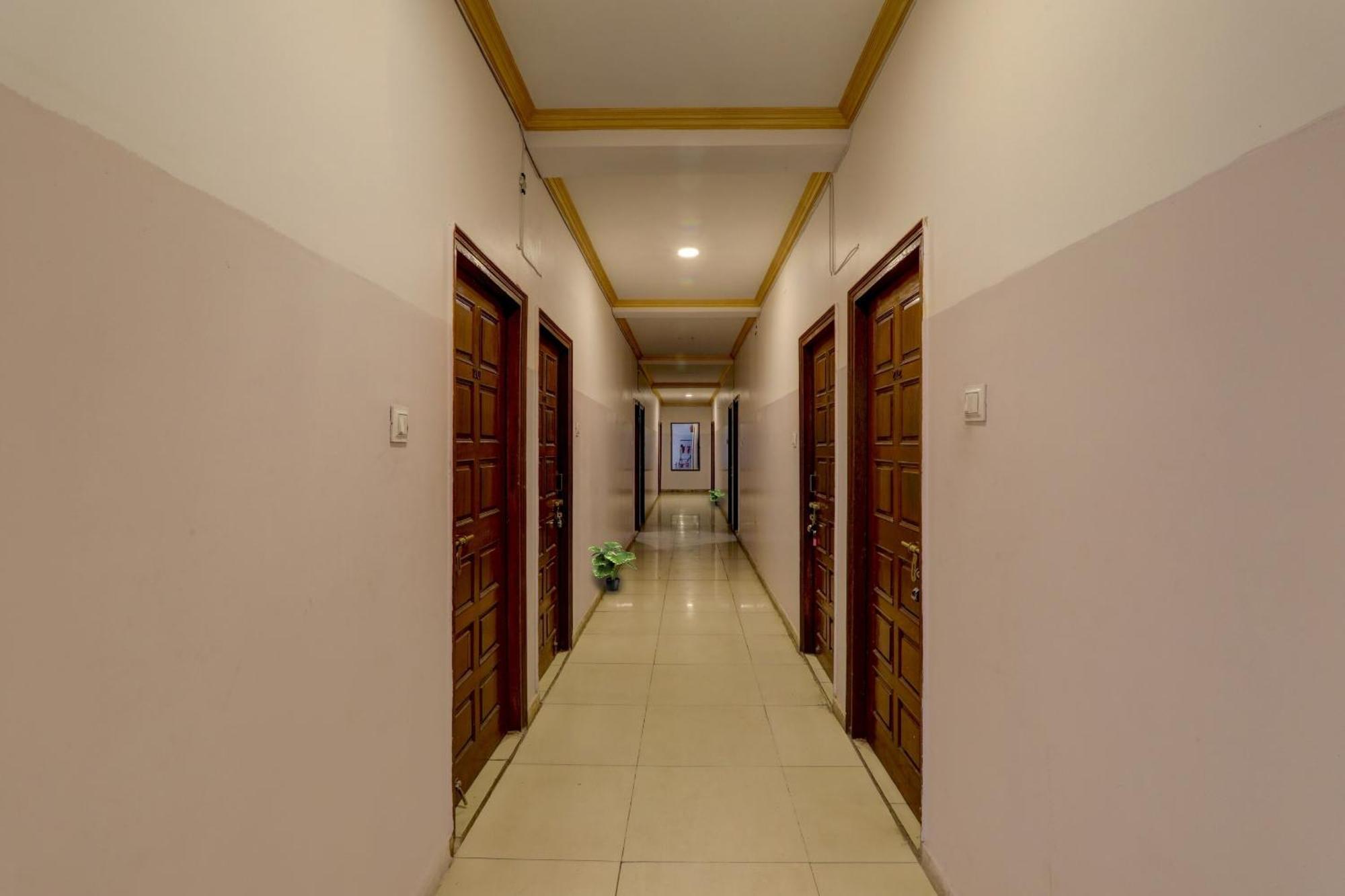 Collection O Premier Near Hazratganj Hotel Lucknow Eksteriør billede